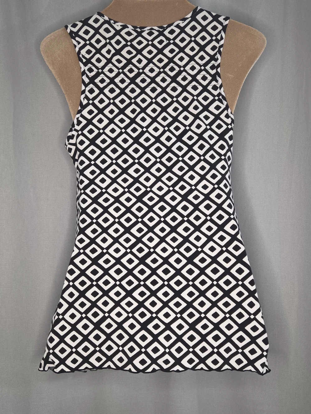 Michael Kors Black and White Geometric Sleeveless V-Neck Top Size Medium